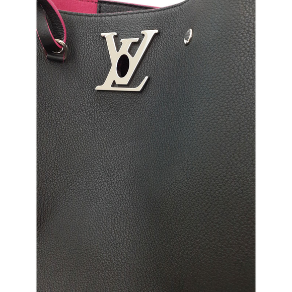 Louis Vuitton Lock Me Bucket Shoulder Bag Noir - Picture 8 of 8